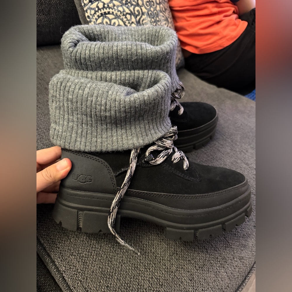 UGG women’s boots 8.5 black color